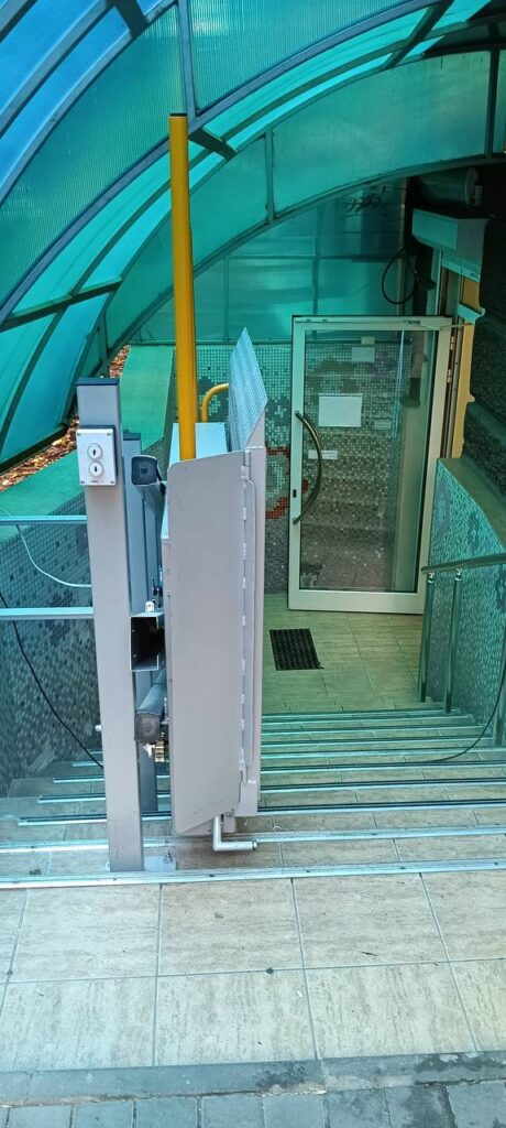 Изображение лифта для инвалидов у лестницы в магазин Лифт для инвалидов у лестницы в магазин | Инва Лифт