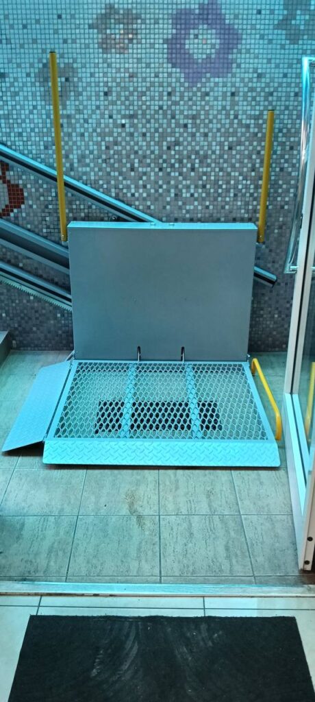 Изображение открытой платформы в подъемнике для инвалидов Открытая платформа в подъемнике для инвалидов | Инва Лифт