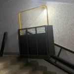 Платформний інвалідний підйомник на сходах укриття з захисною сіткою ззаду