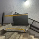 Платформний підйомник для інвалідних візків на сходах укриття з боковим заїздом