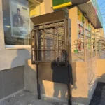 Закрита конструкція підйомника з металевою сіткою