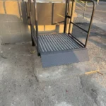 Платформа підйомника на нижньому рівні з поручнями