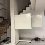 Гідравлічний вантажний підйомник з вертикальною платформою для переміщення вантажів у приміщенні