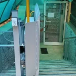 Бічний вигляд похилого підйомника для маломобільних осіб на сходах