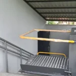 Похилий підйомник для інвалідного візка з решітчастою платформою