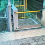 Похилий платформний підйомник для маломобільних осіб із захисними поручнями