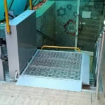 Похилий підйомник для маломобільних осіб біля входу до будівлі