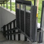 Похилий підйомник для інвалідного візка у складеному вертикальному положенні