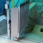 Похилий підйомник для маломобільних осіб у складеному положенні біля сходів