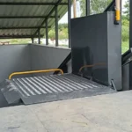 Похилий підйомник для інвалідного візка з платформою, встановлений без будівельних робіт