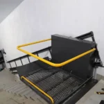 Похилий підйомник для інвалідів з платформою на сходах, вид збоку