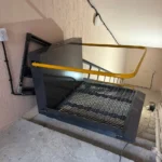 Похилий підйомник для інвалідних візків з боковим оглядом платформи на сходах