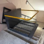 Похилий підйомник для інвалідних візків з металевою платформою та жовтими поручнями на сходах