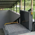 Похилий платформний підйомник для інвалідного візка, встановлений на вулиці