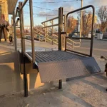 Підйомна платформа на рівні входу з огорожею