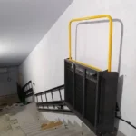 Похилий підйомник для інвалідів з платформою для візка, вигляд збоку на сходах