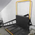 Похилий підйомник для інвалідів з платформою для візка на сходах