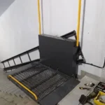 Похилий підйомник для інвалідів з платформою для візка, вигляд зверху на сходах