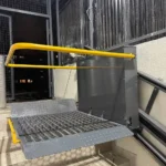 Сходовий інвалідний підйомник у піднятому положенні на бетонних сходах укриття