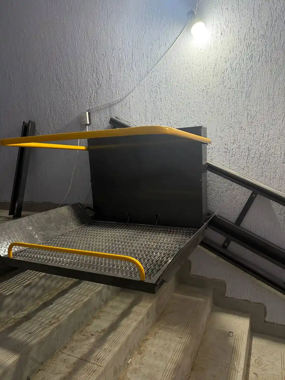 Інвалідний підйомник для сходів в бомбосховище