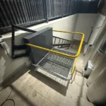 Інвалідний підйомник для сходів в укритті, бічний вигляд платформи з поручнем і сітчастим настилом