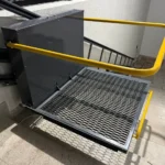 Інвалідний підйомник для сходів в укриття з металевою платформою та жовтими поручнями