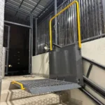 Інвалідний платформний підйомник на сходах укриття з відкритою платформою