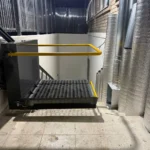 Інвалідний підйомник для сходів в укритті, платформа у робочому положенні на верхньому рівні