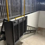 Інвалідний підйомник на сходах укриття з боковим захисним екраном