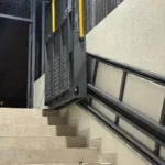 Інвалідний підйомник для сходів укриття у вертикальному складеному положенні