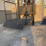 Нижнє положення підйомної платформи з рифленим настилом