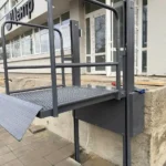 Піднята платформа вертикального підйомника з боковими огорожами