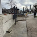 Боковий вигляд вертикального підйомника на вуличному вході