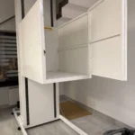 Вантажний вертикальний підйомник з відкритими дверцятами платформи у приміщенні