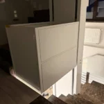 Вантажний вертикальний підйомник на верхньому рівні з міжповерховим встановленням у приміщенні