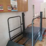 Робоче положення платформи вертикального підйомника для людей з обмеженими можливостями в приміщенні