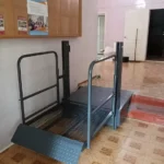 Платформа вертикального підйомника для людей з обмеженими можливостями в приміщенні