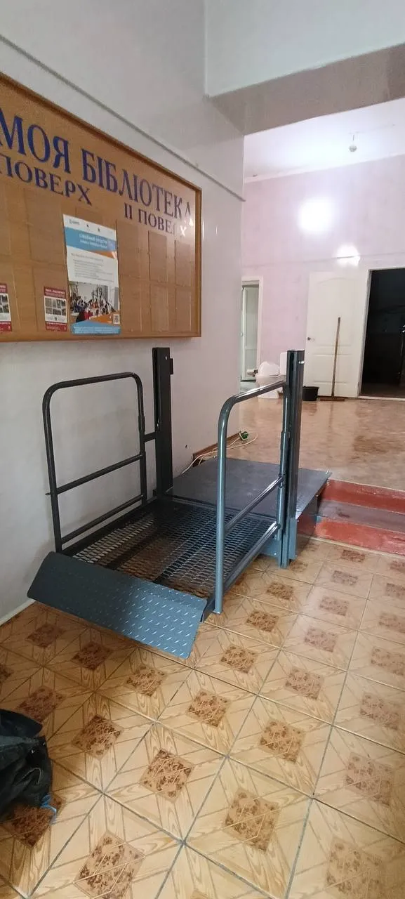 Вертикальний підйомник для людей з обмеженими можливостями