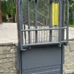 Тильна сторона вертикального підйомника з захисною решіткою