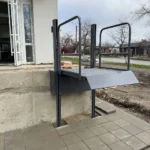 Вертикальний підйомник для інвалідів біля входу в будівлю