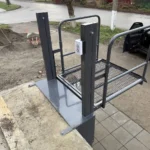 Платформа підйомника з опорною стійкою та кнопками