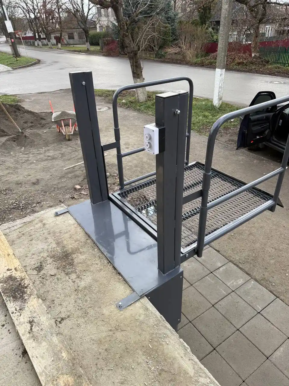 Вертикальний підйомник для інвалідів, вантажопідйомність до 250кг