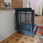 Компактне зберігання вертикального підйомника для людей з інвалідністю в приміщенні