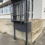 Закрита платформа вертикального підйомника у верхньому положенні