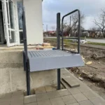 Платформа підйомника на рівні входу до приміщення