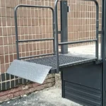 Платформа вертикального підйомника у висунутому положенні