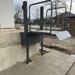 Платформа вертикального підйомника з виносом над майданчиком