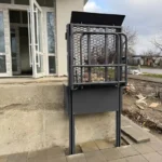 Фронтальний вигляд підйомника з металевим захистом