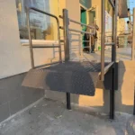 Вертикальний підйомник для інвалідного візка біля входу