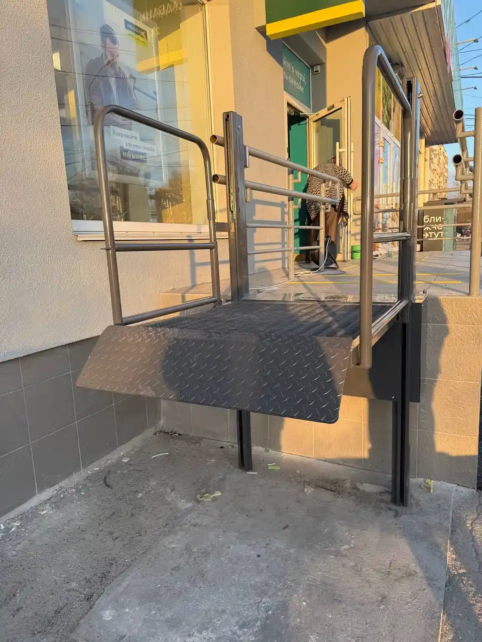 Вертикальний підйомник для інвалідів